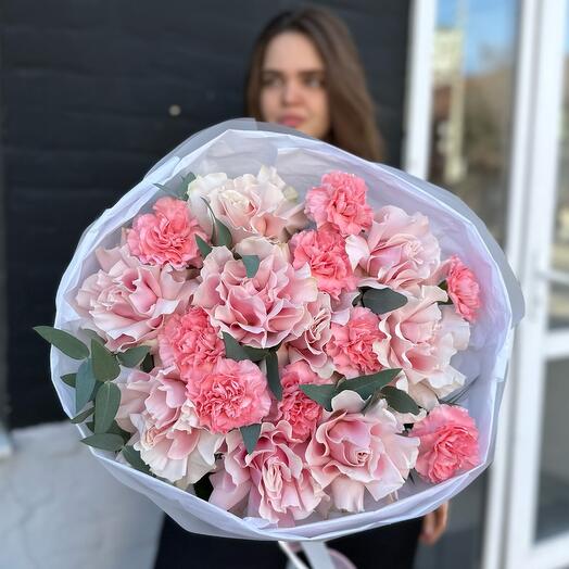 Сборный букет: французские розы, диантусы и эвкалипт🌸