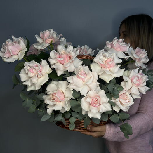 Корзина с вывернутыми розами