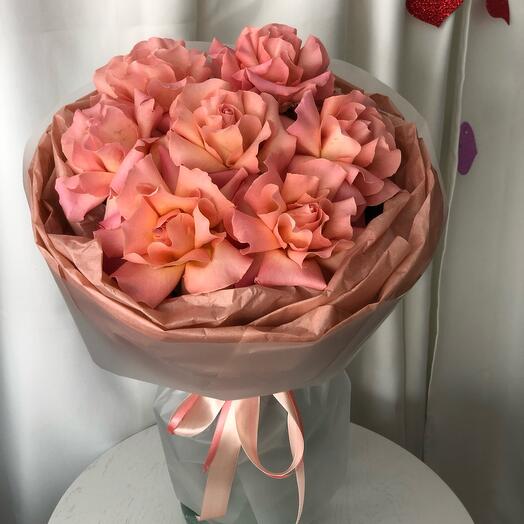 Букет из 7 ажурных роз кораллового цвета
