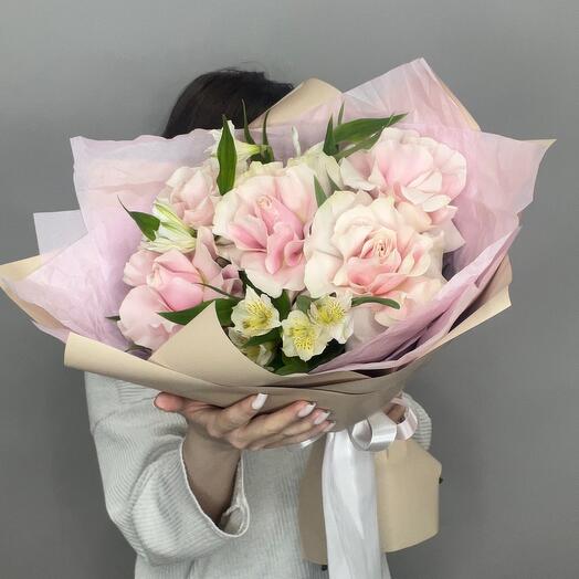 Delicado ramo de rosas francesas con alstroemeria