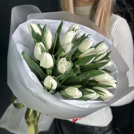 Белые тюльпаны 19 штук букет в матовой пленке