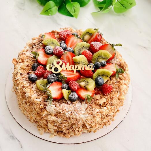 Торт наполеон с яголами малины, клубники, киви и голубики