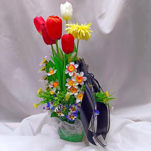 Корзинка с весенними цветами и черным бантом