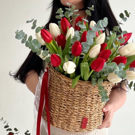 Тюльпаны в корзине