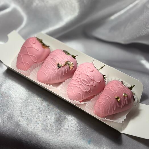 Клубника в розовом шоколаде