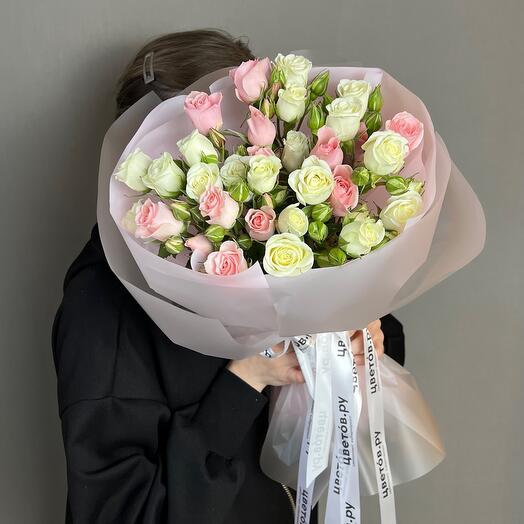 Кустовые розы нежный букет