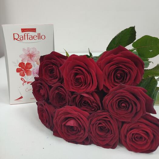 Монобукет из 11 роз и конфеты "Raffaello"