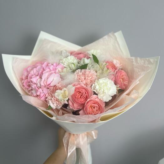 Ramo con hortensias y rosas arbustivas en forma de peonía, con Dianthus y alstroemeria