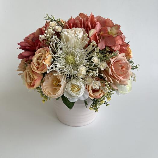 Интерьерная композиция из искусственных цветов от Flora Decora