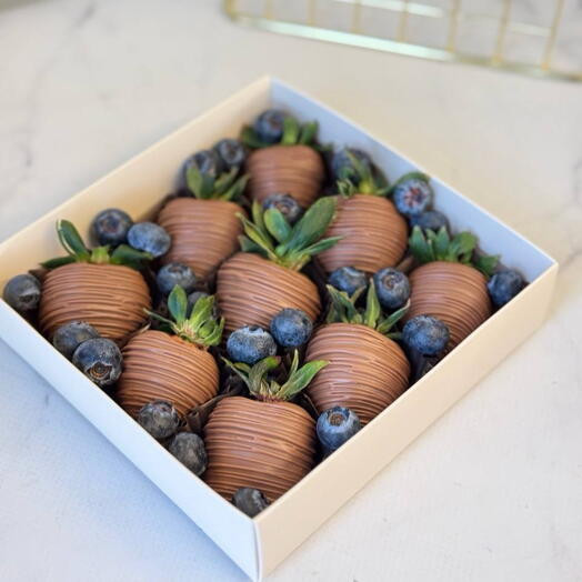 Клубника в молочном шоколаде с голубикой 9-12 шт