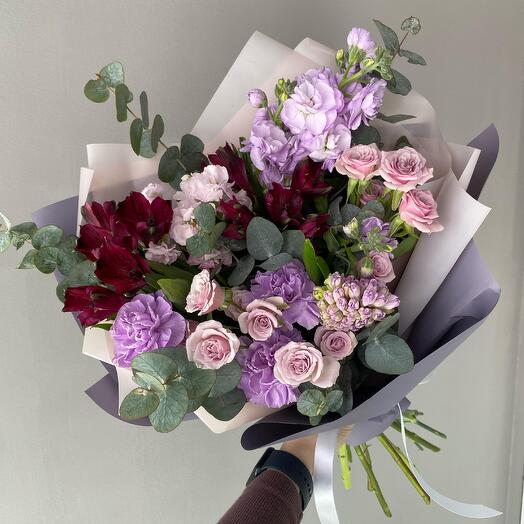 Ramo en lila con rosas de arbusto