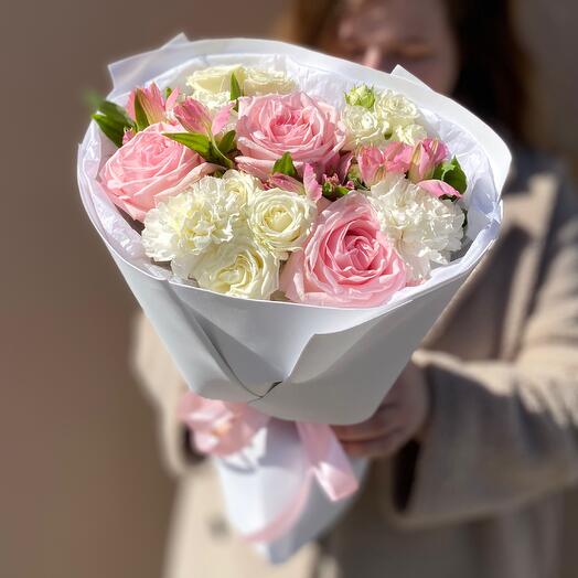 Небольшой аккуратный букет из пионовидных роз и альстромерий 🌸