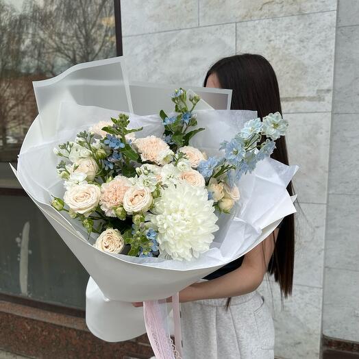 Нежный ароматный букет с кустовыми пионовидными розами и маттиолой💕