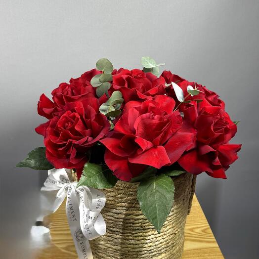 Лукошко с розами