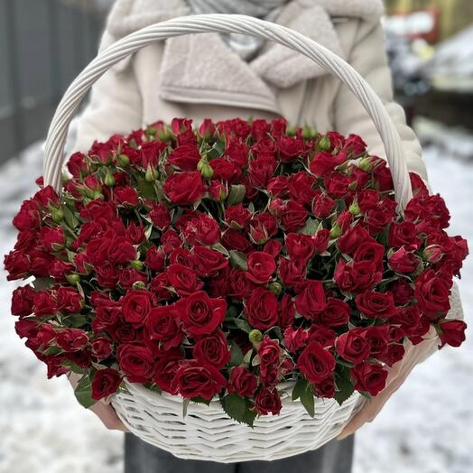 Корзина с цветами пионовидные розы