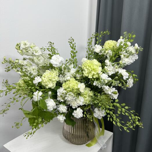 Авторский букет из маттиолы, диантусов и зелени