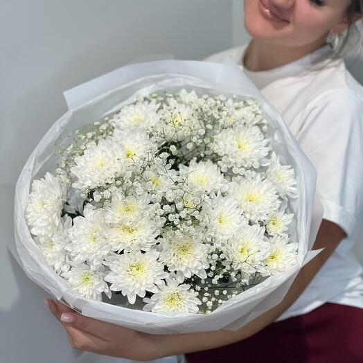 Букет из хризантем и гипсофилы в белом