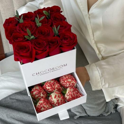 Цветы в коробке Шкатулка с розами и клубникой в шоколаде