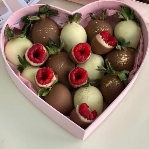 Клубника в молочном и белом шоколаде на 8 марта