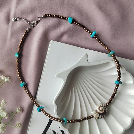 Ожерелье из "шоколадного" гематита с подвеской ракушка