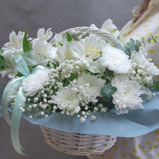 Корзина с белыми цветами