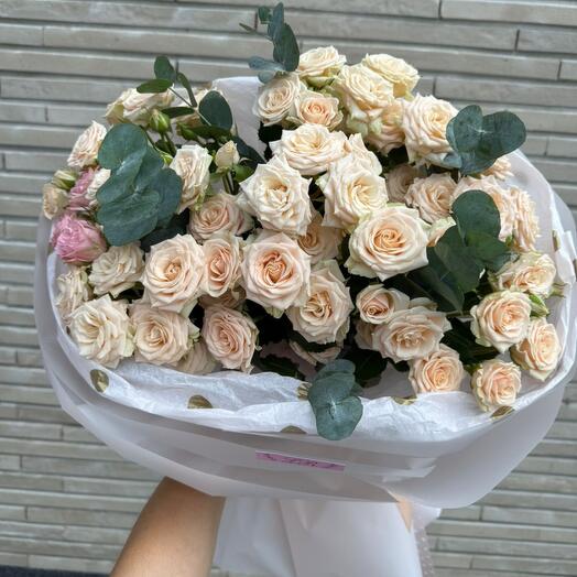 Кремовые кустовые розы