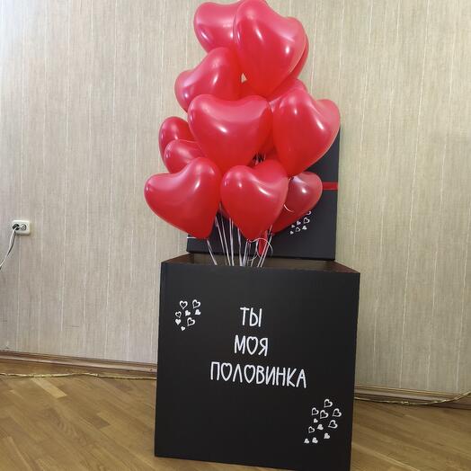 Черная коробка с красными сердечками