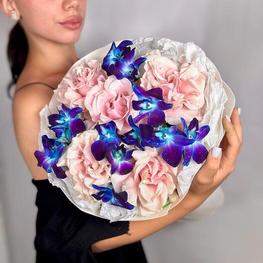 Букет из 13 орхидей Космос c французской розой