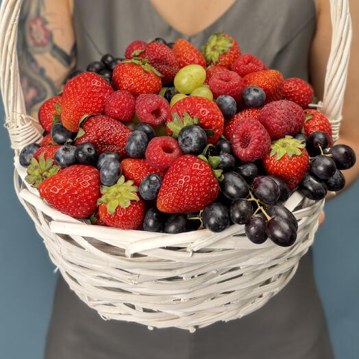 Набор свежих ягод в корзине 1500гр