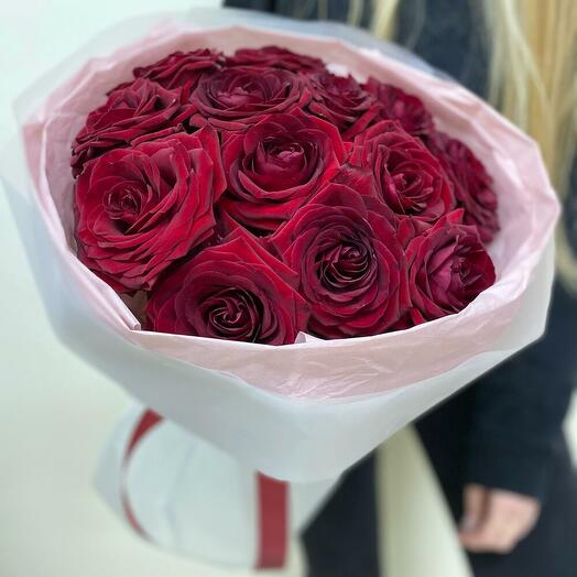 Букет ароматных красных роз 13