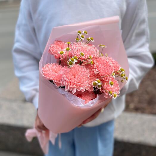 Букет с хризантемой розовой и ромашкой