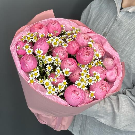 Букет из пионовидных роз и ромашек