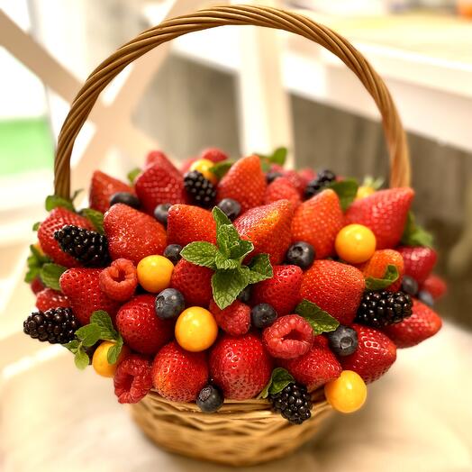 Корзина с ягодами «Мия»