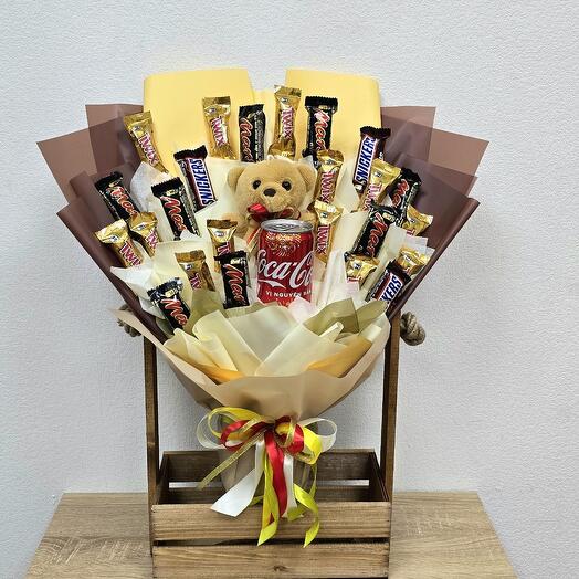 Конфетый с игрушкой  и напитком в букете