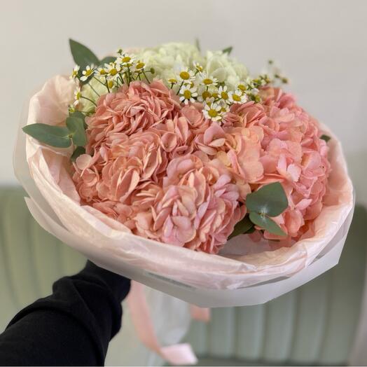 Букет из гортензий, веточек эвкалипта и танацетума «Bloom room»