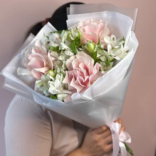 Букет из нежных французских роз и белых альстромерий