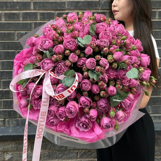 Букет "31 кустовых пионовидных роз с эвкалиптом"