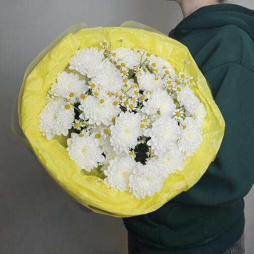 Букет из кустовых хризантем и ромашек