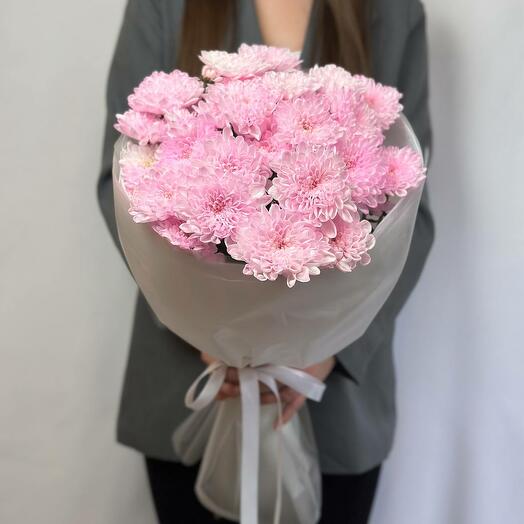 Нежный букет из 5 розовых хризантем