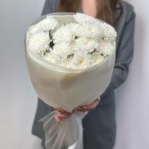 Нежный букет из 3 белых хризантем