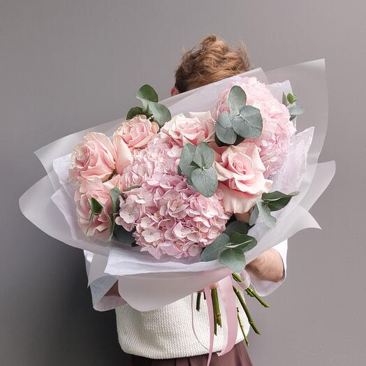 Романтический букет с гортензиями и розами Pink Mondial