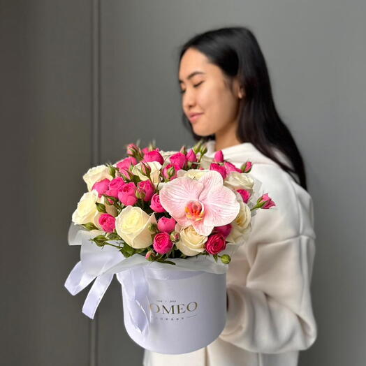 Нежная композиция в коробке с Фаленопсисом