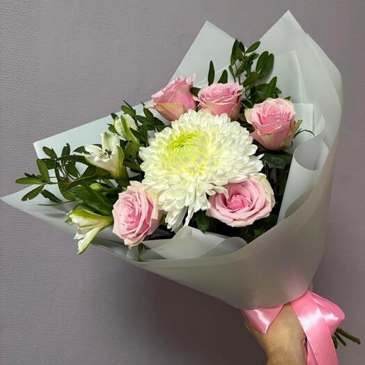 Букет с розами и крупной хризантемой