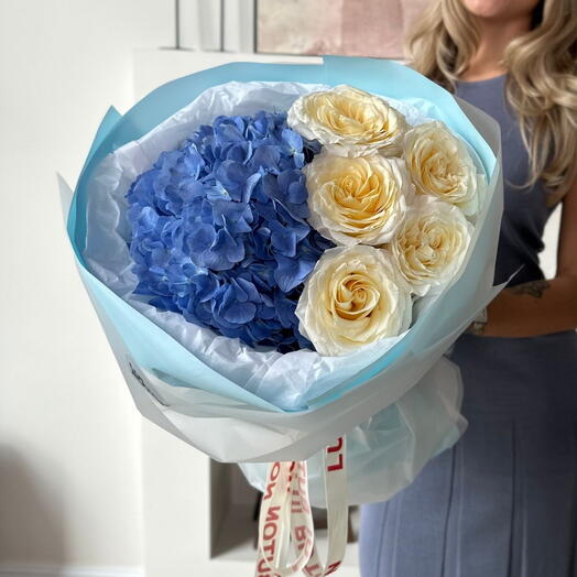 Букет "Гортензия и пионовидные розы"