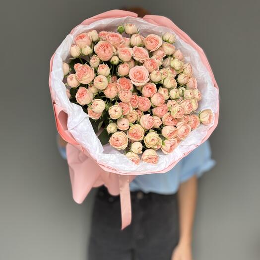 Букет из 35 розовых кустовых роз