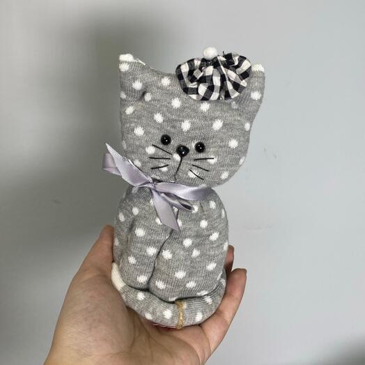 Серая кошка в горошек