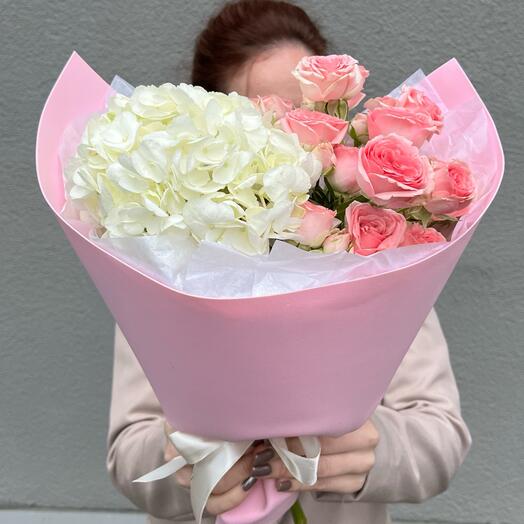 Букет с гортензией и кустовыми розами