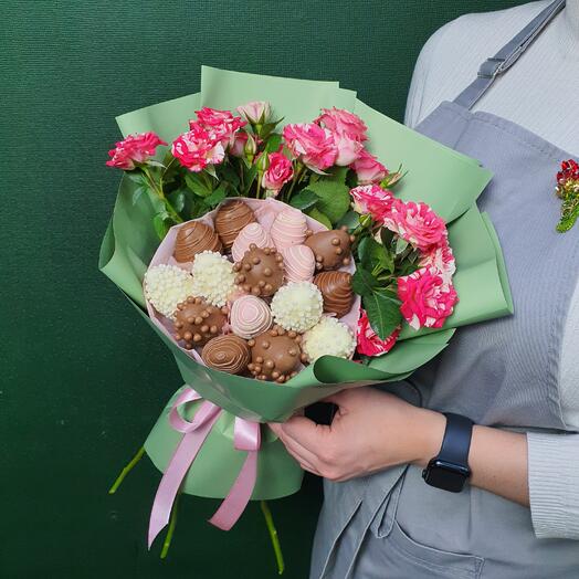 Букет из клубники с цветами