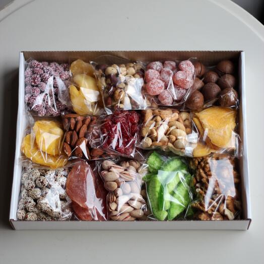 Набор орехов и сухофруктов 750 гр