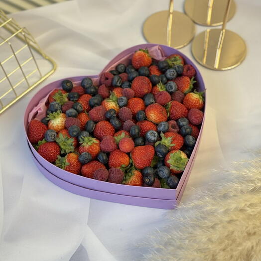 Большая Подарочная коробка сердце со свежими ягодами - малина , клубника , голубика на день рождения